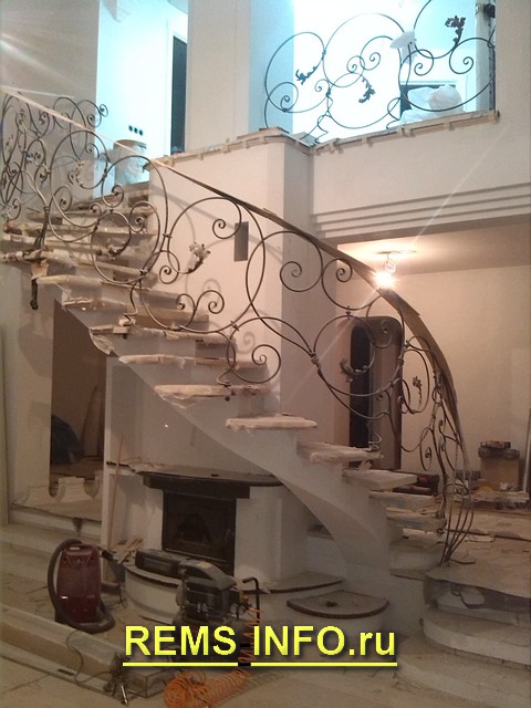Бетонная лестница на второй этаж.