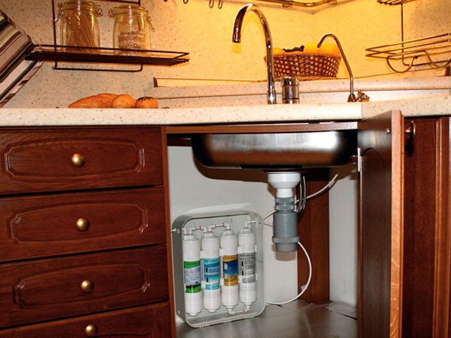 Фильтр воды на кухне под мойкой.