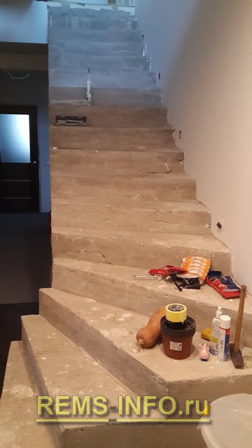 Общий вид бетонной лестницы до отделки.