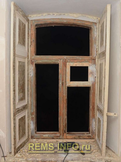 Реставрация деревянного окна - процесс снятия старой краски термофеном.