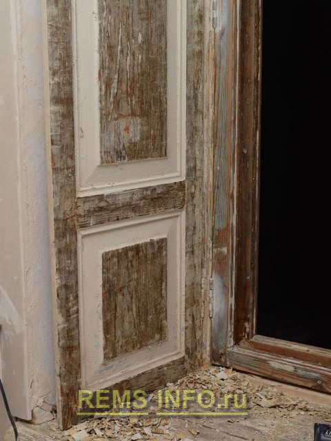Реставрация деревянного окна - процесс снятия старой краски термофеном 2.