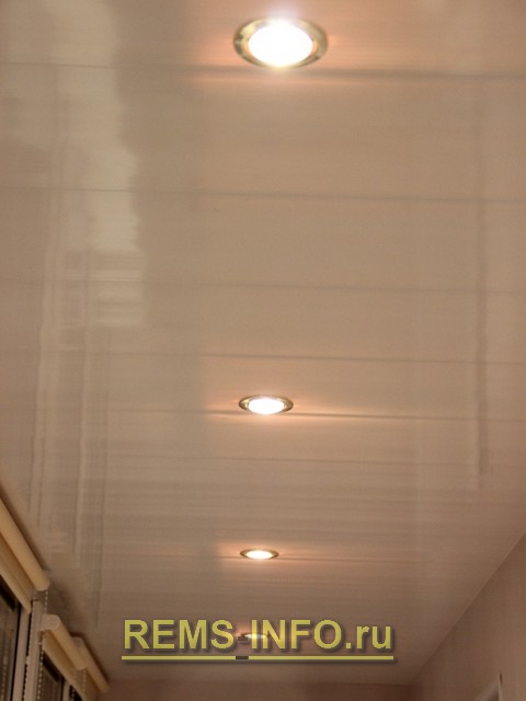 Потолок на лоджии из ПВХ панелей.