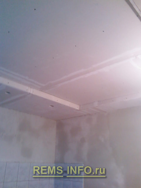 зеделываем швы на потолке из гипсокартона.