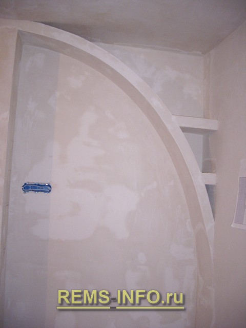 Фото декоративной дуги из гипсокартона на стене.