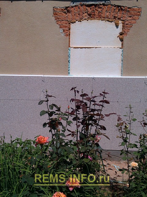 Монтаж панелей пенополистирола на стены дома.
