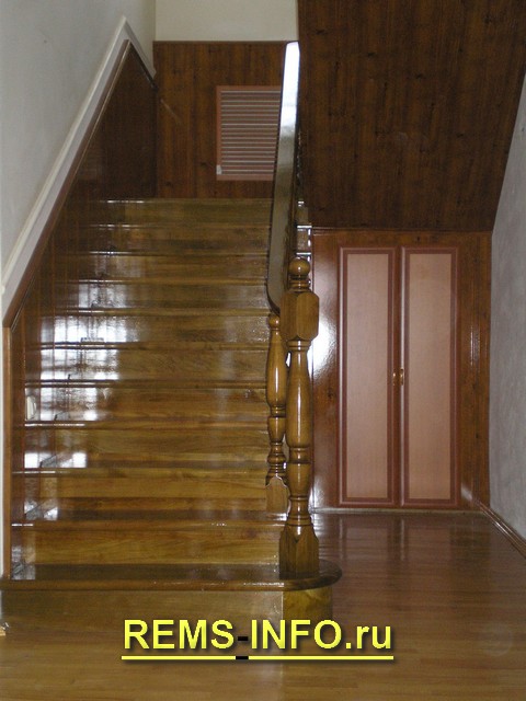 Двухмаршевая лестница на второй этаж – фото.