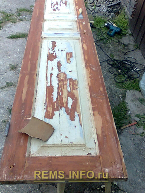 Следующий этап реставрации деревянных дверей - шлифовка.