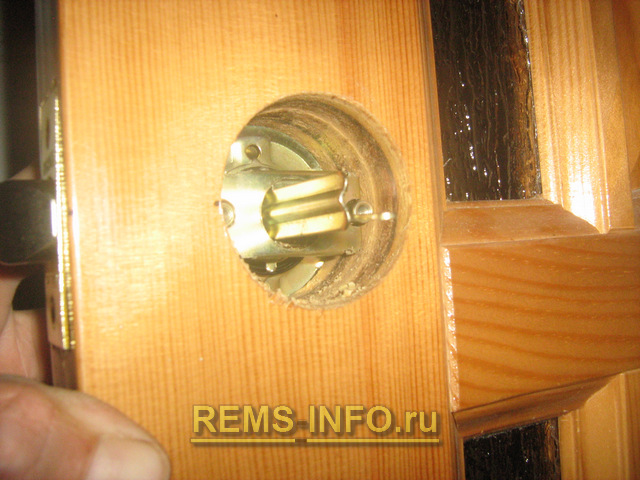 Примерка механизма ручки двери