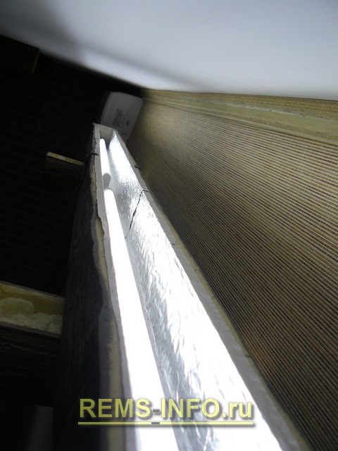 Полиуретановая балка с установленными лампами дневного света.
