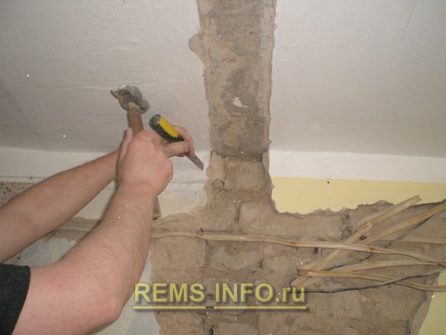 Демонтаж перегородки - удаляем остатки в местах примыкания к стенам и потолку.