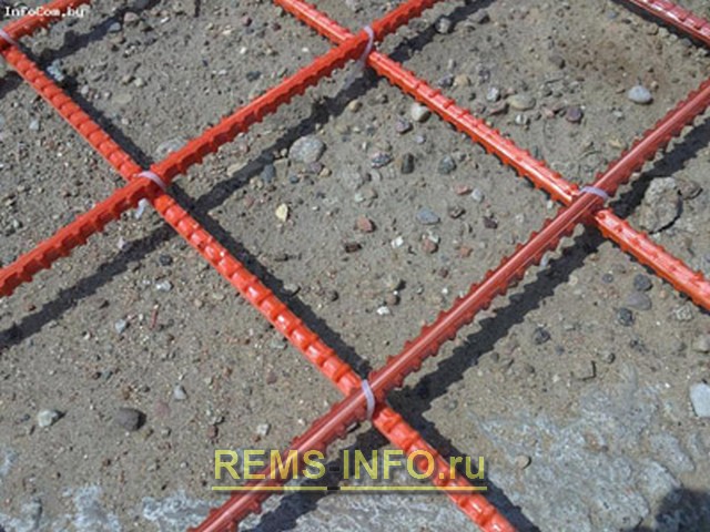 Соединять композитную арматуру в сетку можно пластиковыми хомутами.