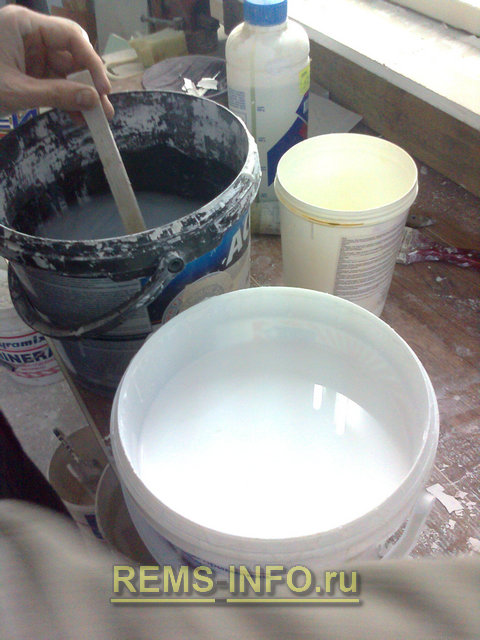 смешиваем клей с водой готовясь делать смесь для изготовления лепнины.