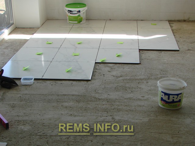 Фото процесса укладки плитки на пол.