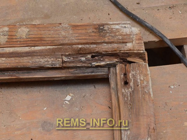 Реставрация деревянного окна - удаление подгнившего участка.