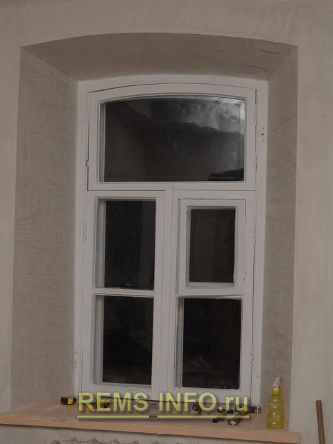 Реставрация деревянного окна - шпатлюем откосы.