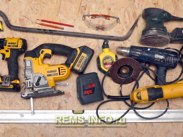 Комплект инструментов для выравнивания деревянного пола.