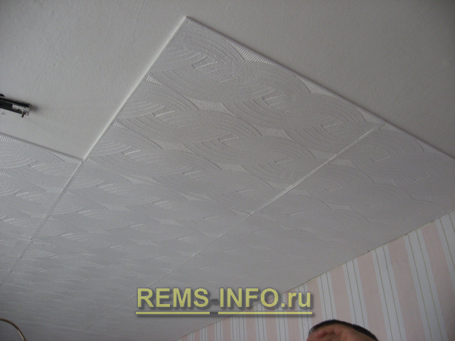 Как клеить плитку на потолок?
