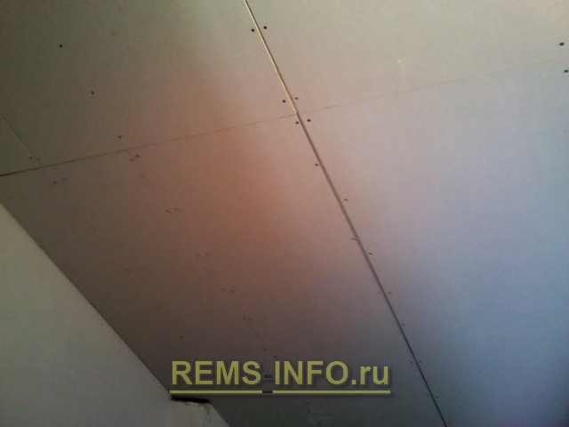 Общий вид потолка из гипсокартона на мансарде до отделки