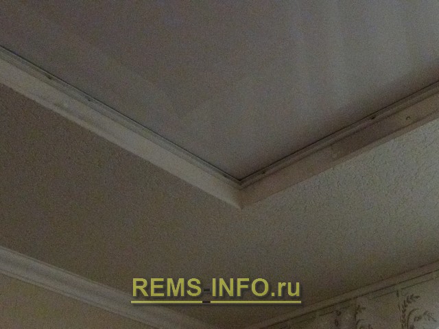Фото монтажа кабель канала на потолок.