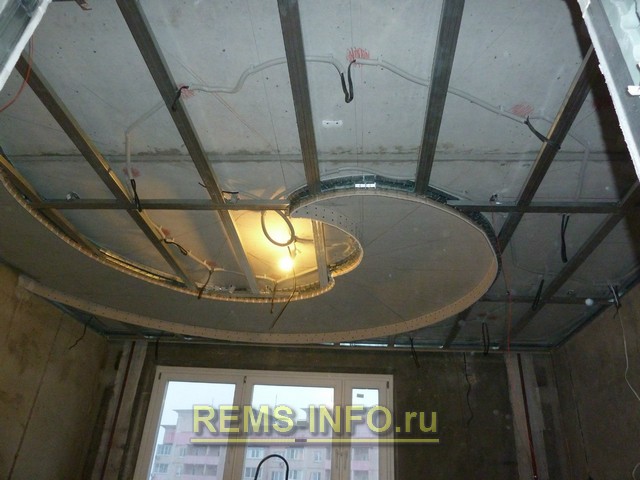 Разводка электропроводов и готовый каркас потолка из гипсокартона.