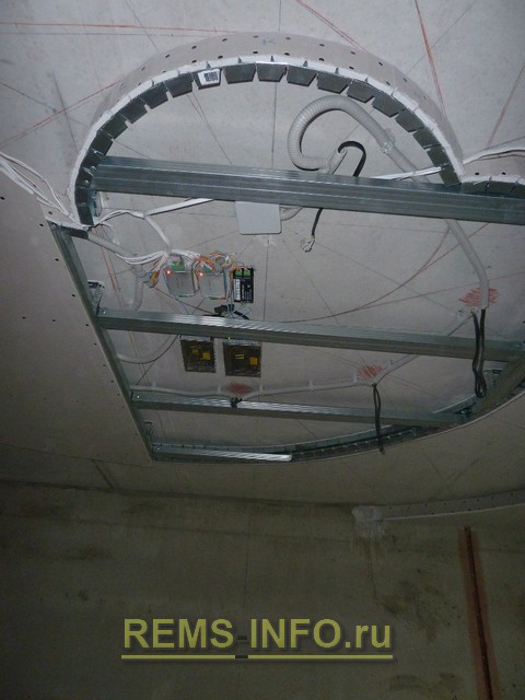 Блоки питания и управления светодиодной лентой для подсветки потолка из гипсокартона.