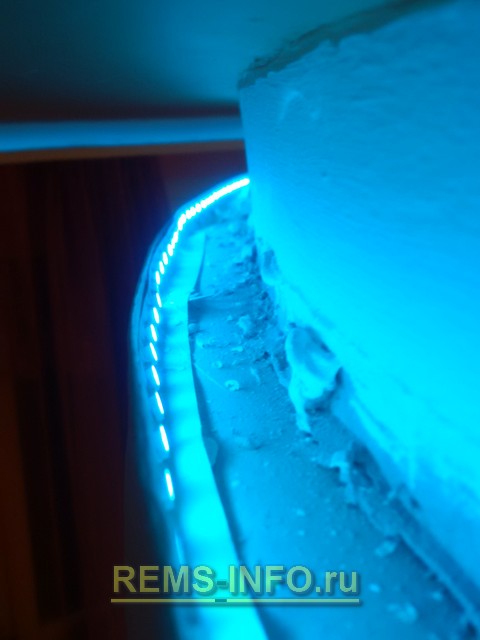 Светодиодная лента для подсветки потолка.