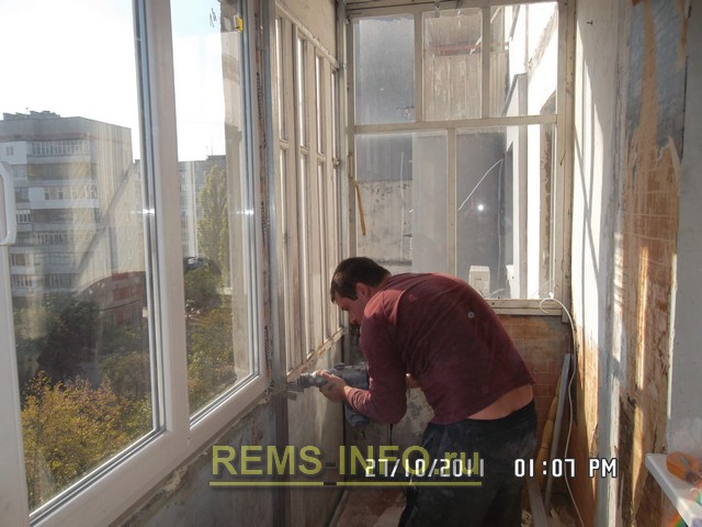 Монтаж металлической обрешетки у окна.