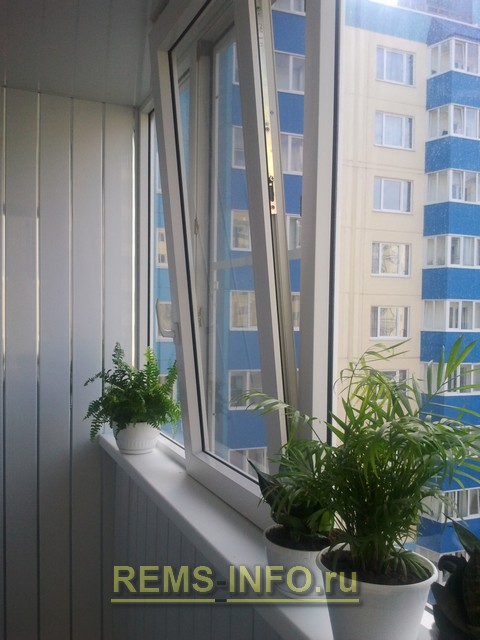 Отделка балкона панелями ПВХ.