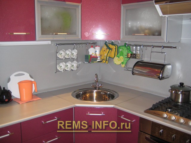 Бордовая кухня в интерьере фото.