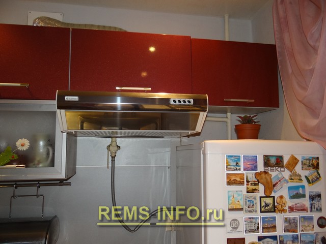 Интерьер кухни бордового цвета.
