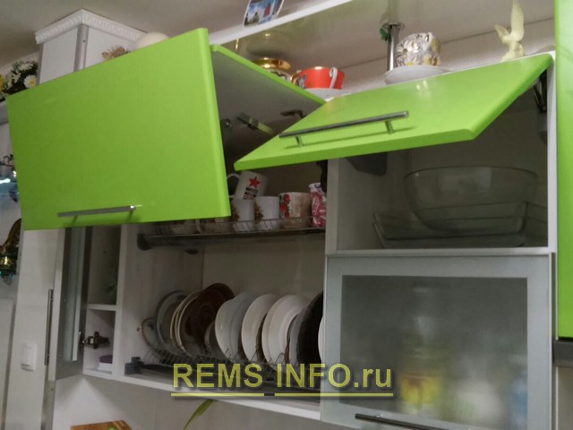 Кухня зеленая с белым фото интерьера 4.