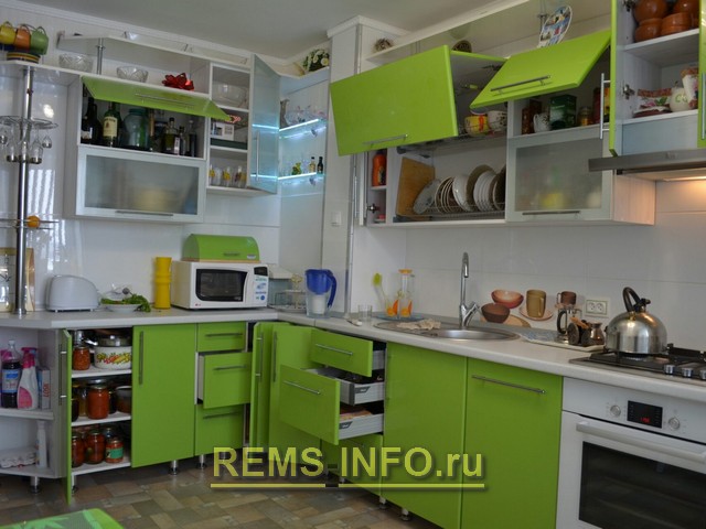 Кухня зеленая с белым фото интерьера.