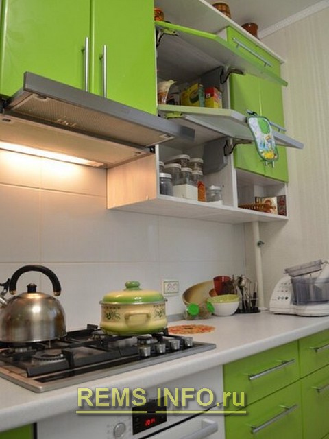 Кухня зеленая с белым фото интерьера 6.