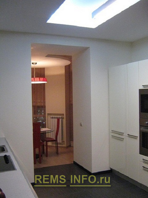 пол на этой кухне (тёмный цвет), поднят на 15 сантиметров выше, чем пол в гостиной (светлого цвета)