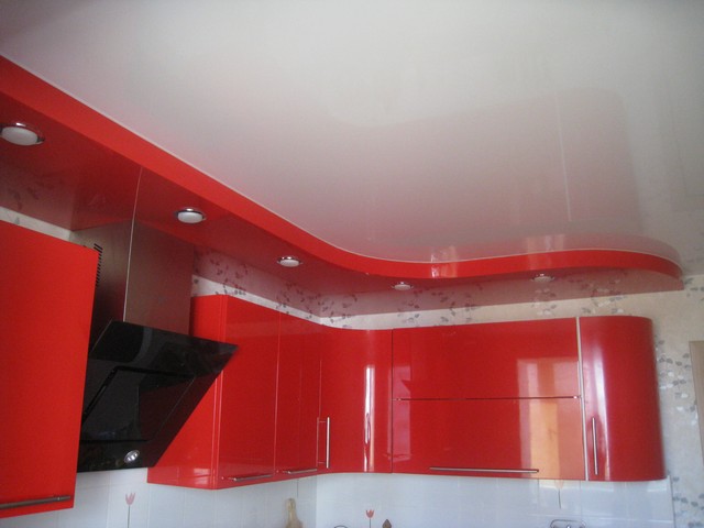 Фото двухуровневого глянцевого натяжного потолка на кухне.