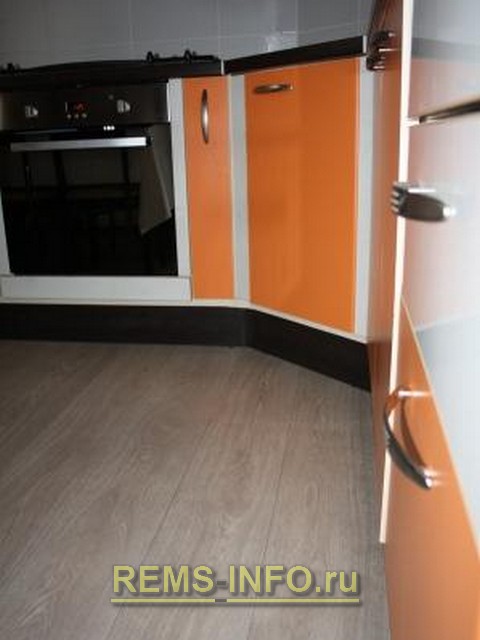 Половое покрытие на оранжевой кухне.