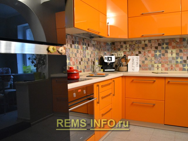 Фото кухни в оранжевом цвете.
