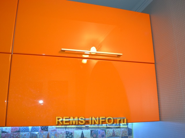 Оранжевый цвет в интерьере кухни.
