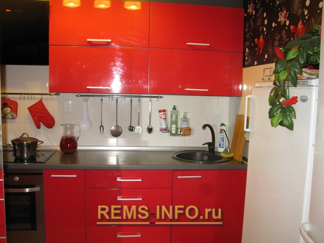 Фото кухни красного цвета.