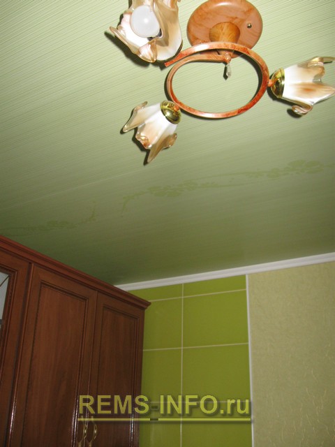Потолок из ПВХ панелей на кухне фисташкового цвета