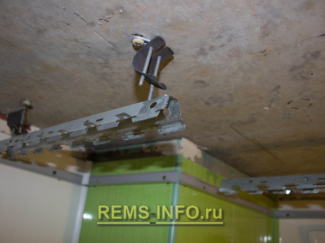 Монтаж алюминиевого реечного потолка.