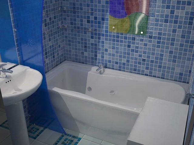 Отделка стен ванной с помощью мозаичных листов.