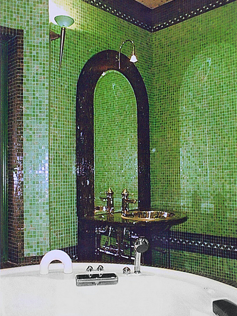 Мозаичная плитка в ванной.