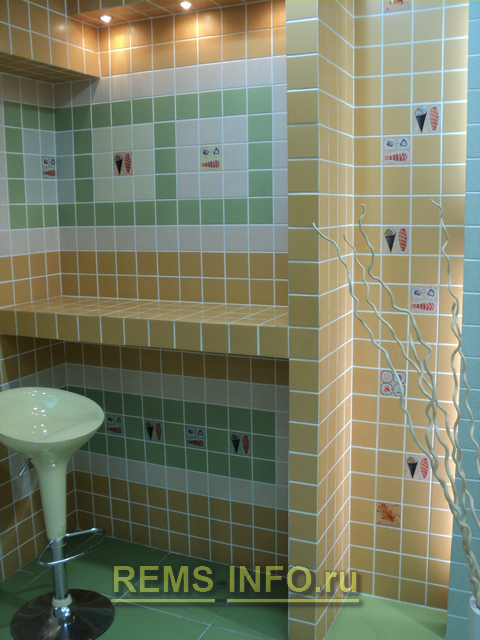 пример полочек из гипсокартона облицованных плиткой в ванной.