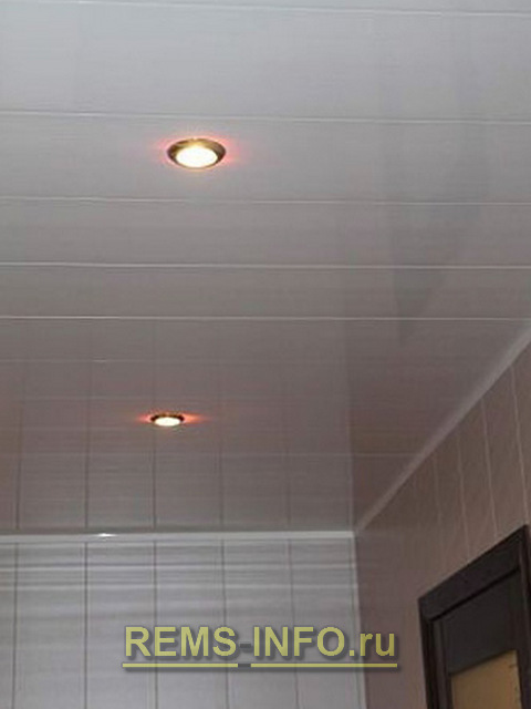 потолок в ванной из панелей ПВХ.