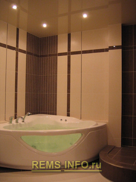 натяжной потолок в ванной.