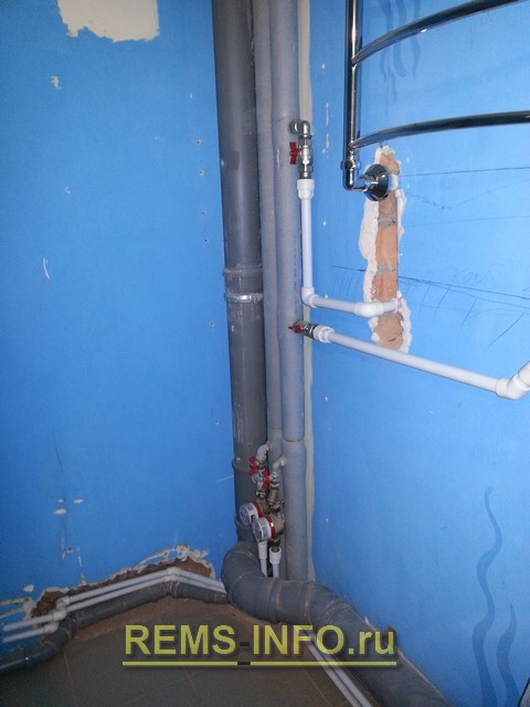 Разводка труб горячей, холодной воды и канализации в ванной 3.