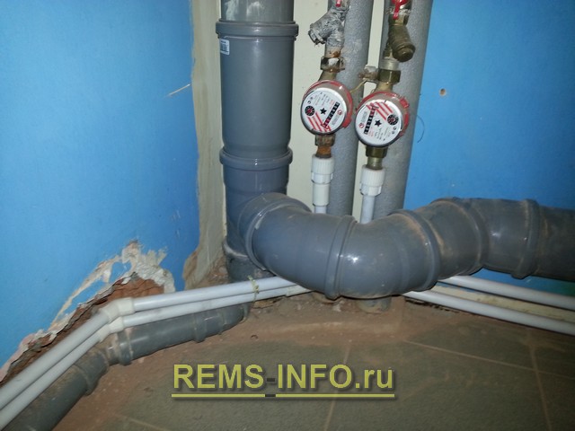 Разводка труб горячей, холодной воды и канализации в ванной 4.