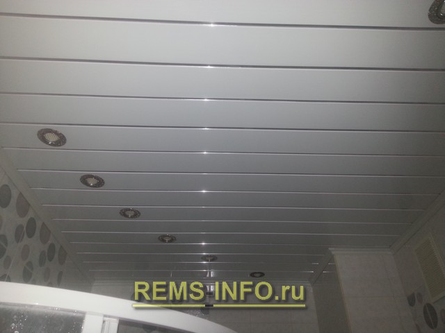Фото потолка в ванной комнате из пластиковых панелей 2.