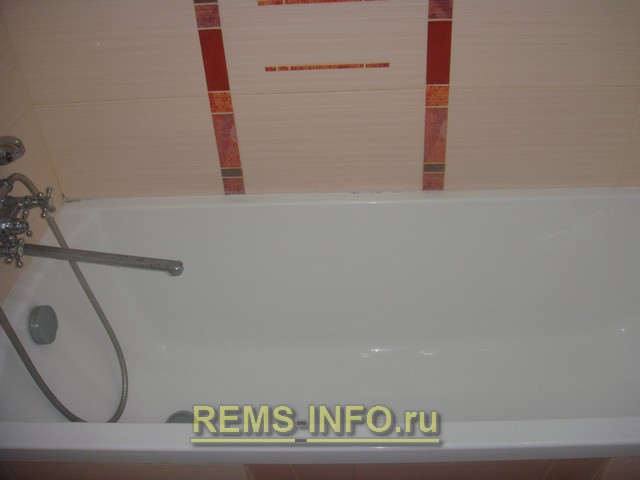 Для заделки стыков ванной и стен использовали силиконовый клей.